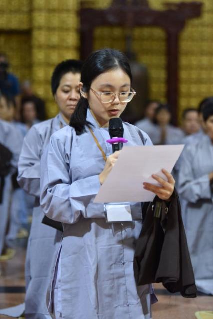 Xúc động giây phút cạo tóc cho gần 100 hành giả trong lễ khai mạc khóa tu &quot;Xuất gia gieo duyên&quot; lần 7 tại chùa Giác Ngộ