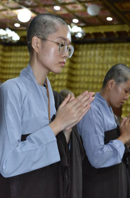 Xúc động giây phút cạo tóc cho gần 100 hành giả trong lễ khai mạc khóa tu &quot;Xuất gia gieo duyên&quot; lần 7 tại chùa Giác Ngộ