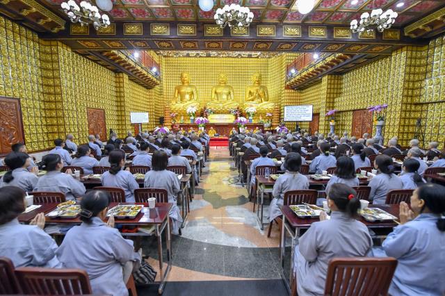 Chùm ảnh: Ăn cơm trong chánh niệm trưa ngày 14/09/2020