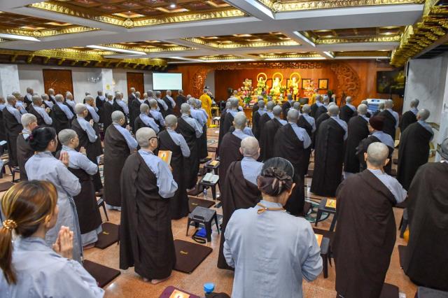 Chùm ảnh: Buổi lạy Phật đầu tiên trong khóa tu &quot;Xuất gia gieo duyên&quot; (lần 7)