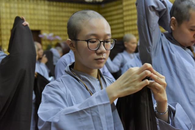 Xúc động giây phút cạo tóc cho gần 100 hành giả trong lễ khai mạc khóa tu &quot;Xuất gia gieo duyên&quot; lần 7 tại chùa Giác Ngộ