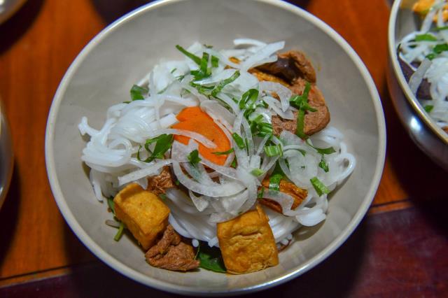 Bữa ăn sáng đầu tiên trong khóa tu &quot;Xuất gia gieo duyên&quot; (lần 7) tại chùa Giác Ngộ