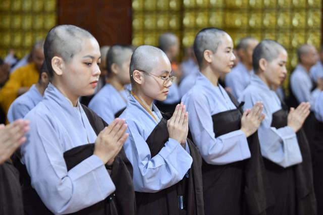 Xúc động giây phút cạo tóc cho gần 100 hành giả trong lễ khai mạc khóa tu &quot;Xuất gia gieo duyên&quot; lần 7 tại chùa Giác Ngộ