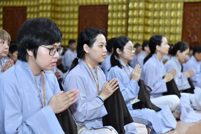 Xúc động giây phút cạo tóc cho gần 100 hành giả trong lễ khai mạc khóa tu &quot;Xuất gia gieo duyên&quot; lần 7 tại chùa Giác Ngộ