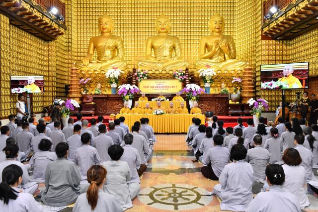 Xúc động giây phút cạo tóc cho gần 100 hành giả trong lễ khai mạc khóa tu &quot;Xuất gia gieo duyên&quot; lần 7 tại chùa Giác Ngộ