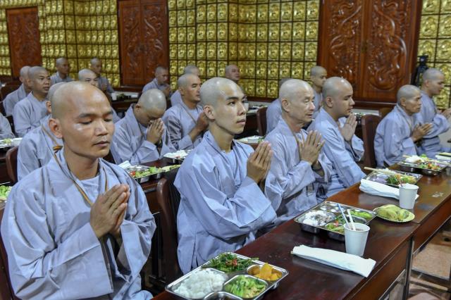 Chùm ảnh: Ăn cơm trong chánh niệm chiều ngày 14/09/2020