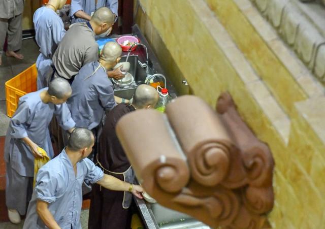 Chùm ảnh: Ăn trong chánh niệm và chấp tác ngày 18/09/2020