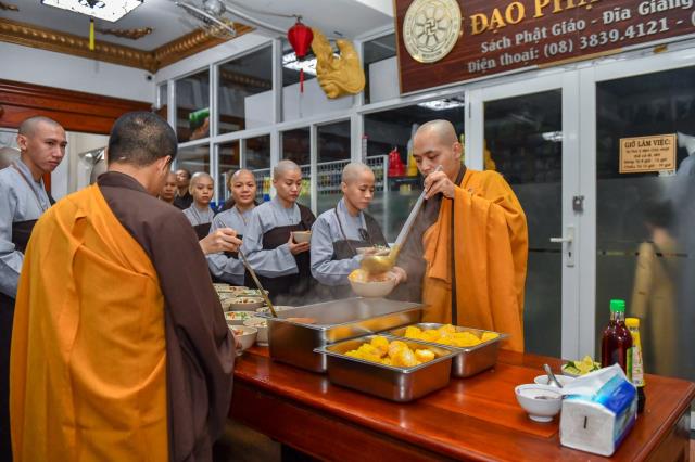 Bữa ăn sáng đầu tiên trong khóa tu &quot;Xuất gia gieo duyên&quot; (lần 7) tại chùa Giác Ngộ