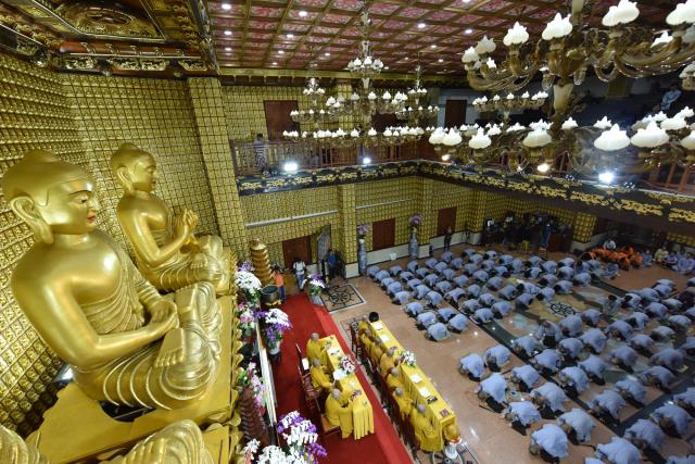 Xúc động giây phút cạo tóc cho gần 100 hành giả trong lễ khai mạc khóa tu &quot;Xuất gia gieo duyên&quot; lần 7 tại chùa Giác Ngộ