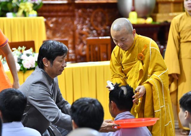 Xúc động giây phút cạo tóc cho gần 100 hành giả trong lễ khai mạc khóa tu &quot;Xuất gia gieo duyên&quot; lần 7 tại chùa Giác Ngộ