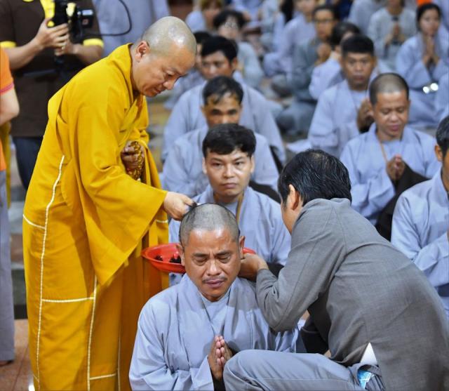 Xúc động giây phút cạo tóc cho gần 100 hành giả trong lễ khai mạc khóa tu &quot;Xuất gia gieo duyên&quot; lần 7 tại chùa Giác Ngộ