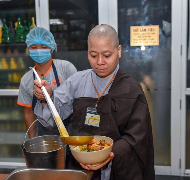 Bữa ăn sáng đầu tiên trong khóa tu &quot;Xuất gia gieo duyên&quot; (lần 7) tại chùa Giác Ngộ