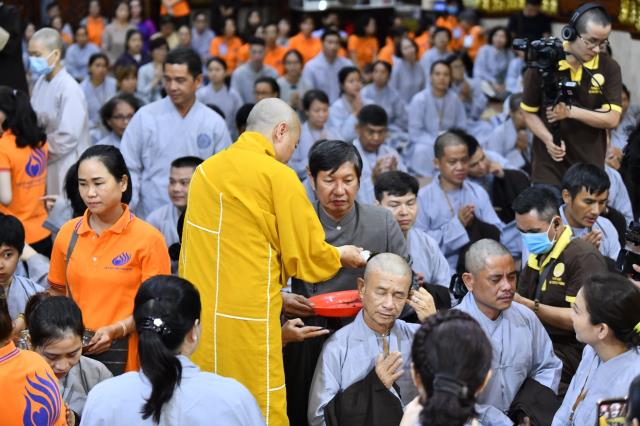 Xúc động giây phút cạo tóc cho gần 100 hành giả trong lễ khai mạc khóa tu &quot;Xuất gia gieo duyên&quot; lần 7 tại chùa Giác Ngộ