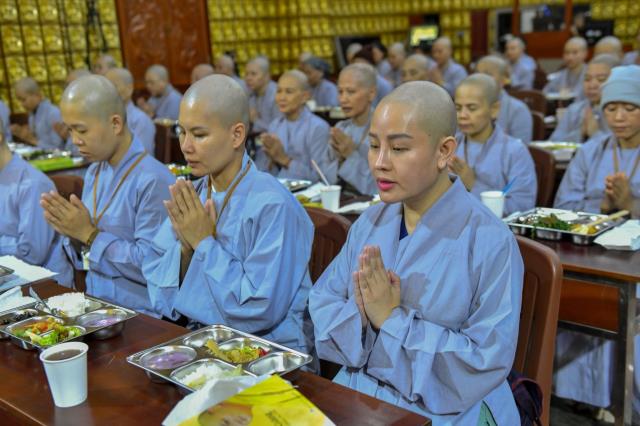 Chùm ảnh: Ăn cơm trong chánh niệm chiều ngày 14/09/2020