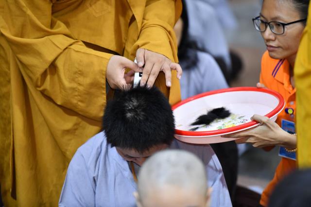 Xúc động giây phút cạo tóc cho gần 100 hành giả trong lễ khai mạc khóa tu &quot;Xuất gia gieo duyên&quot; lần 7 tại chùa Giác Ngộ