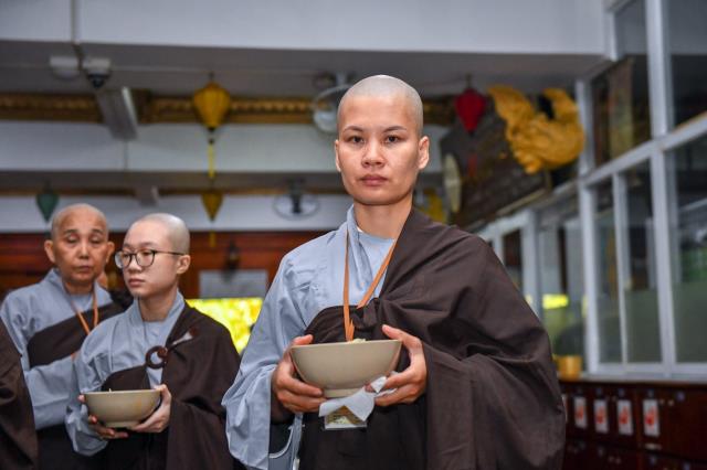 Bữa ăn sáng đầu tiên trong khóa tu &quot;Xuất gia gieo duyên&quot; (lần 7) tại chùa Giác Ngộ