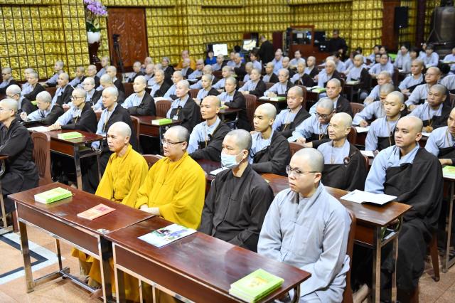 TT. Nhật Từ giúp hành giả tháo gỡ những hoài nghi trong khóa tu &quot;Xuất gia gieo duyên&quot;