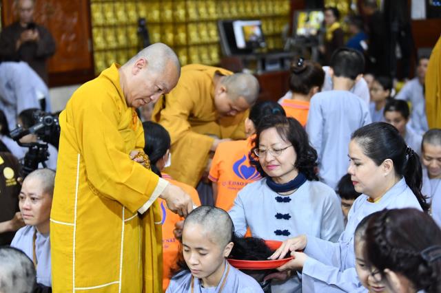 Xúc động giây phút cạo tóc cho gần 100 hành giả trong lễ khai mạc khóa tu &quot;Xuất gia gieo duyên&quot; lần 7 tại chùa Giác Ngộ