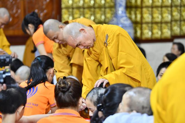 Xúc động giây phút cạo tóc cho gần 100 hành giả trong lễ khai mạc khóa tu &quot;Xuất gia gieo duyên&quot; lần 7 tại chùa Giác Ngộ
