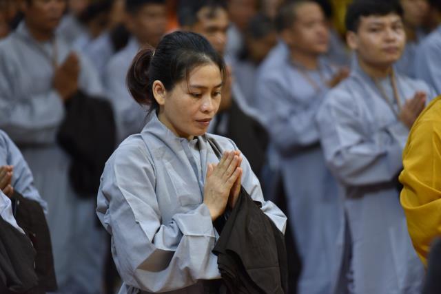 Xúc động giây phút cạo tóc cho gần 100 hành giả trong lễ khai mạc khóa tu &quot;Xuất gia gieo duyên&quot; lần 7 tại chùa Giác Ngộ