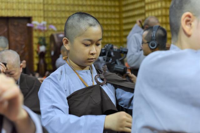Xúc động giây phút cạo tóc cho gần 100 hành giả trong lễ khai mạc khóa tu &quot;Xuất gia gieo duyên&quot; lần 7 tại chùa Giác Ngộ