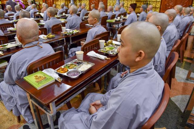 Chùm ảnh: Ăn cơm trong chánh niệm chiều ngày 14/09/2020