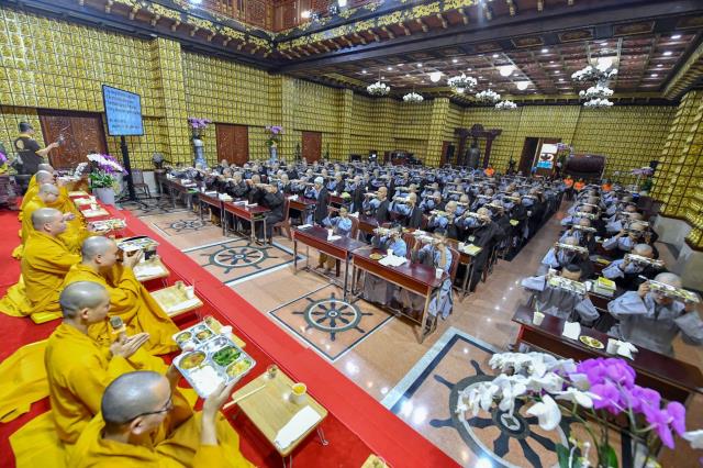 Chùm ảnh: Ăn cơm trong chánh niệm trưa ngày 14/09/2020