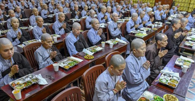 Chùm ảnh: Ăn cơm trong chánh niệm trưa ngày 14/09/2020