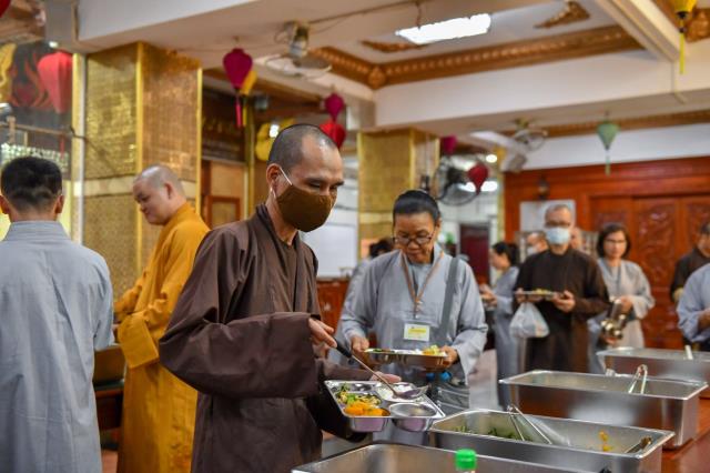Chùm ảnh: Ăn cơm trong chánh niệm chiều ngày 14/09/2020