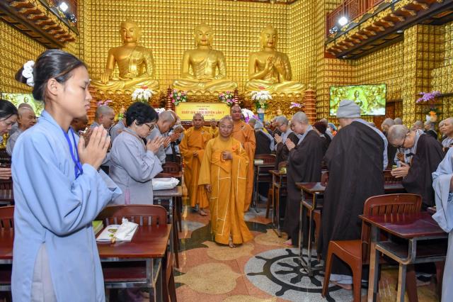 Bữa ăn sáng đầu tiên trong khóa tu &quot;Xuất gia gieo duyên&quot; (lần 7) tại chùa Giác Ngộ