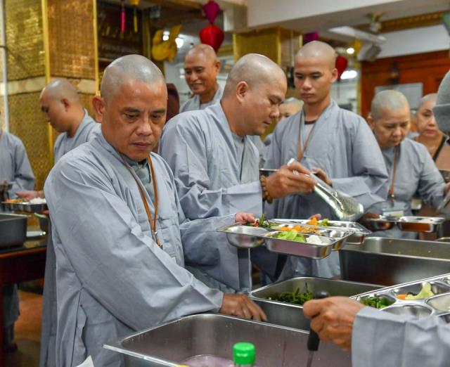 Chùm ảnh: Ăn cơm trong chánh niệm chiều ngày 14/09/2020