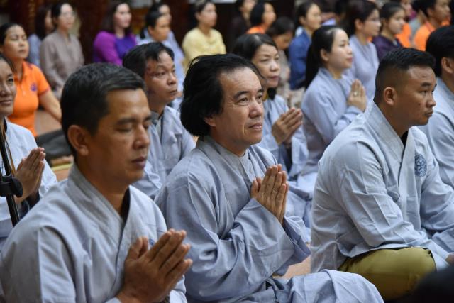 Xúc động giây phút cạo tóc cho gần 100 hành giả trong lễ khai mạc khóa tu &quot;Xuất gia gieo duyên&quot; lần 7 tại chùa Giác Ngộ