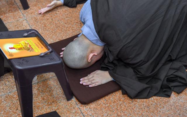 Chùm ảnh: Buổi lạy Phật đầu tiên trong khóa tu &quot;Xuất gia gieo duyên&quot; (lần 7)