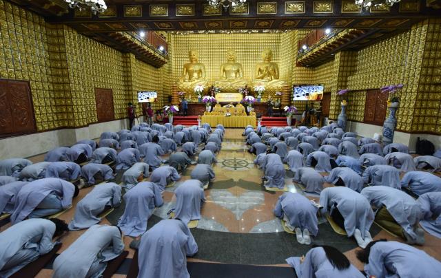 Xúc động giây phút cạo tóc cho gần 100 hành giả trong lễ khai mạc khóa tu &quot;Xuất gia gieo duyên&quot; lần 7 tại chùa Giác Ngộ