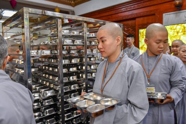 Chùm ảnh: Ăn cơm trong chánh niệm chiều ngày 14/09/2020