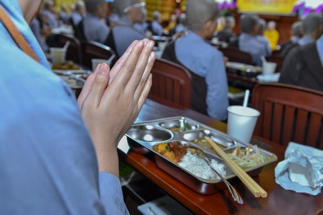 Chùm ảnh: Ăn cơm trong chánh niệm trưa ngày 14/09/2020