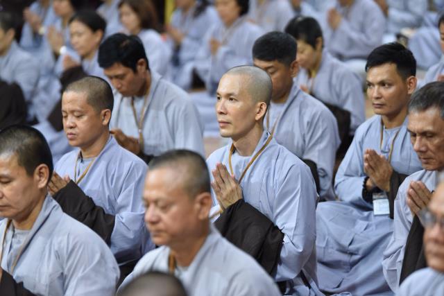 Xúc động giây phút cạo tóc cho gần 100 hành giả trong lễ khai mạc khóa tu &quot;Xuất gia gieo duyên&quot; lần 7 tại chùa Giác Ngộ
