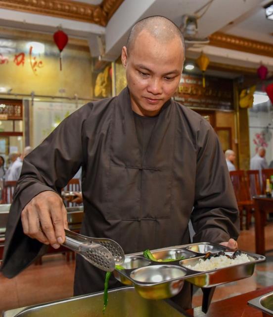 Chùm ảnh: Ăn cơm trong chánh niệm chiều ngày 14/09/2020