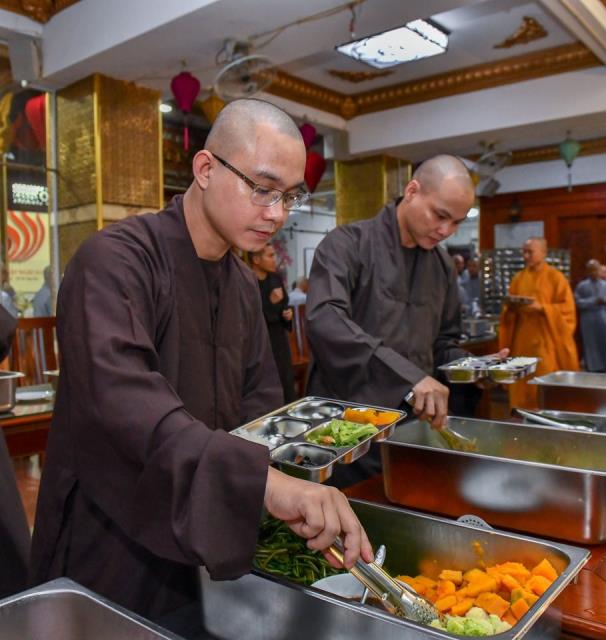 Chùm ảnh: Ăn cơm trong chánh niệm chiều ngày 14/09/2020