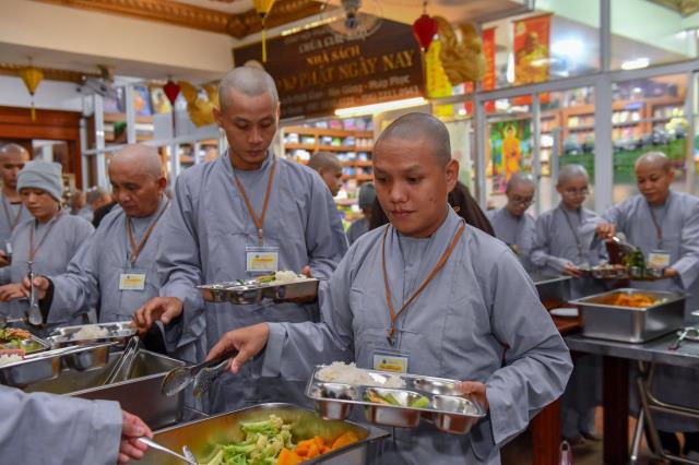 Chùm ảnh: Ăn cơm trong chánh niệm chiều ngày 14/09/2020
