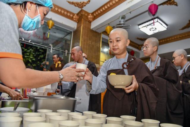 Bữa ăn sáng đầu tiên trong khóa tu &quot;Xuất gia gieo duyên&quot; (lần 7) tại chùa Giác Ngộ