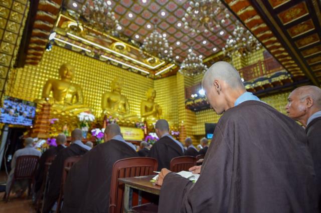 Thời công phu khuya đầu tiên trong khóa tu &quot;Xuất gia gieo duyên&quot; với ba điều ghi nhớ