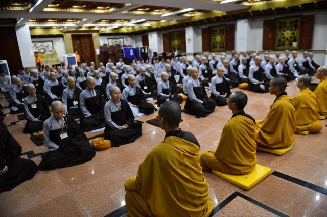 Chùm ảnh: Thời Kinh tối trong khóa tu &quot;Xuất gia gieo duyên&quot; chùa Giác Ngộ, ngày 14/09/2020