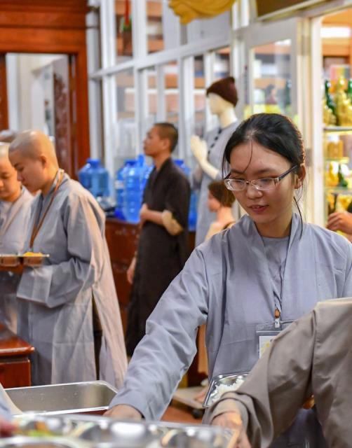 Chùm ảnh: Ăn cơm trong chánh niệm chiều ngày 14/09/2020