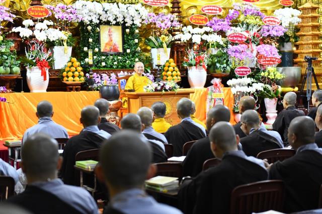 TT. Nhật Từ giúp hành giả tháo gỡ những hoài nghi trong khóa tu &quot;Xuất gia gieo duyên&quot;