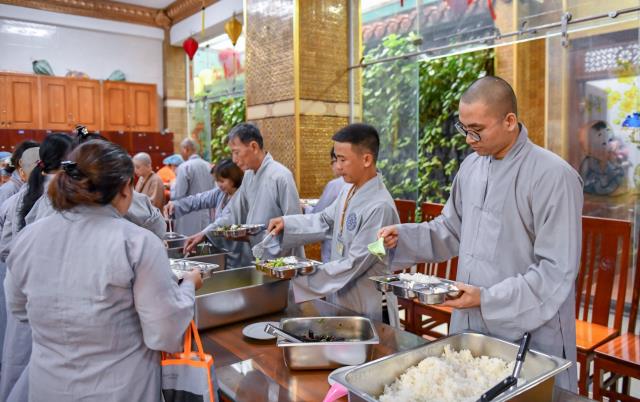 Chùm ảnh: Ăn cơm trong chánh niệm chiều ngày 14/09/2020