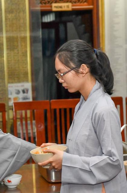 Bữa ăn sáng đầu tiên trong khóa tu &quot;Xuất gia gieo duyên&quot; (lần 7) tại chùa Giác Ngộ