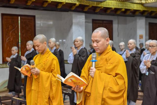 Chùm ảnh: Buổi lạy Phật đầu tiên trong khóa tu &quot;Xuất gia gieo duyên&quot; (lần 7)