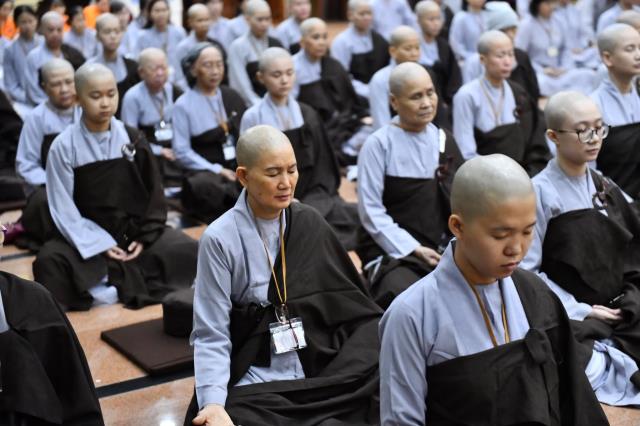 Chùm ảnh: Thời Kinh tối trong khóa tu &quot;Xuất gia gieo duyên&quot; chùa Giác Ngộ, ngày 14/09/2020