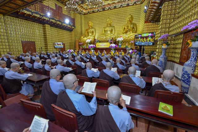Thời công phu khuya đầu tiên trong khóa tu &quot;Xuất gia gieo duyên&quot; với ba điều ghi nhớ